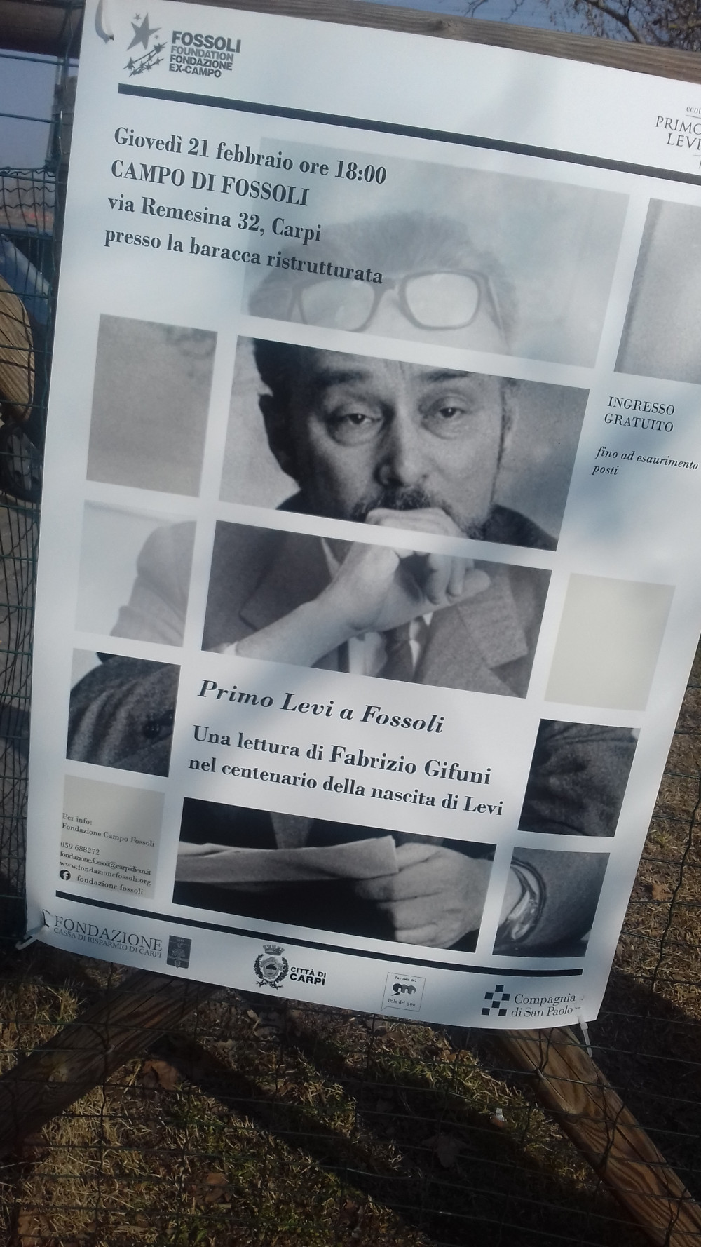 Manifesto affisso sul cancello del campo di Fossoli (2019)
